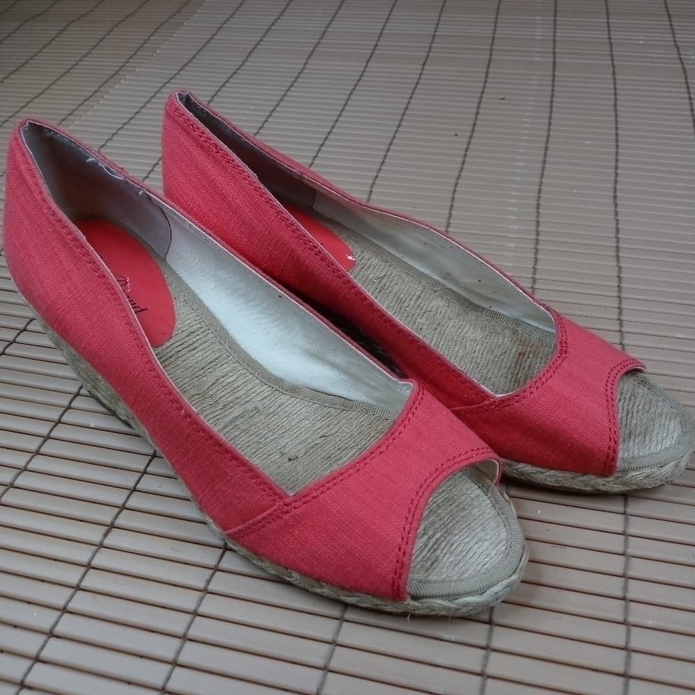 Lucky Brand women's rHot pink fabric espadrille platform sandals. 3" heel. Sz 6